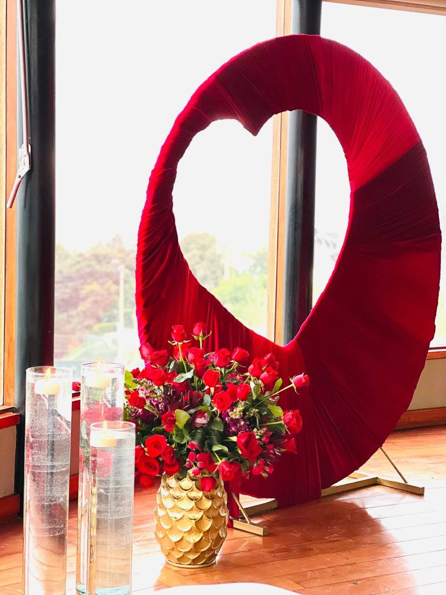 Salón evento rojo borgoña Quito