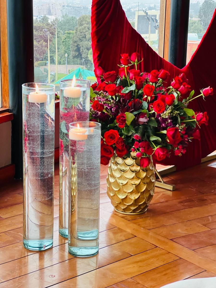 Detalle centro floral rojo con candelabros