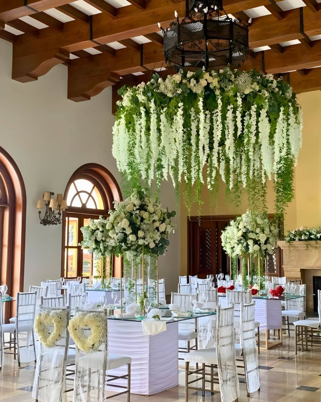 Equipo Flora Fashion preparando montaje de boda Quito